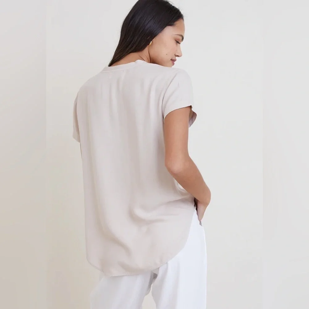 BELLA DAHL V-NECK SHORT SLEEVE TEE SOFT TAN